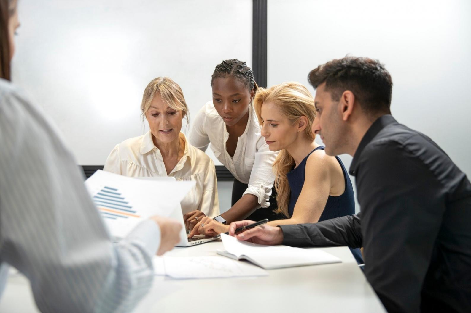Formation en entreprise avec équipe travaillant sur des analyses financières